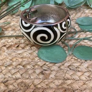 SOLD ♥️♥️♥️…Vintage Black and white bracelet